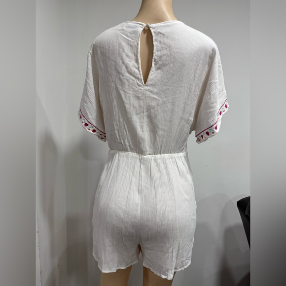 Francesca's Floral Embroidered White Short Sleeve Romper Size Large - Picture 5 of 6